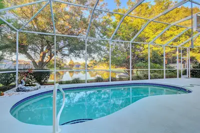 Image de Maison communautaire fermée au bord du lac avec piscine privée chauffée.