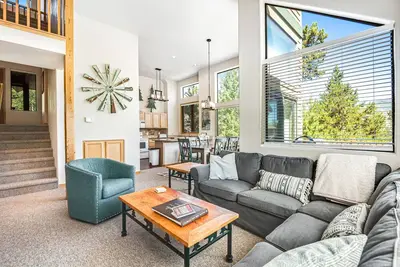 Image de Maison de montagne spacieuse et accueillante avec vue, golf sur place, ski, et plus encore!