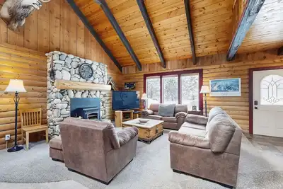 Image de Belle cabine, chien amical w / un bain à remous privé sur près de deux hectares boisés