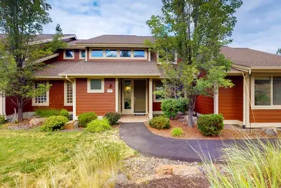 Image de Maison lumineuse de deux niveaux avec vue sur la montagne plus piscines communes, bains à remous, tennis