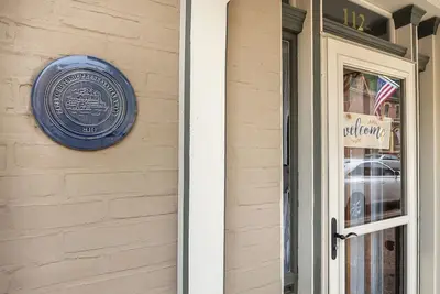 Image de Étapes menant au centre-ville et à Turner Hall ~ Incroyable véranda arrière ~ Grande salle à manger