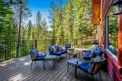 Image de Cabane en rondins paisible avec un foyer, une terrasse avec vue sur la forêt et une maison de jeu!