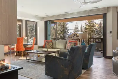 Image de À quelques pas des remontées mécaniques, des boutiques et des restaurants du village, à proximité de l'école de ski, de la piscine toute l'année et du bain à remous!