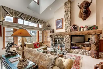 Image de Maison de ville rustique et confortable, avec foyer au bois et bains à remous sur place