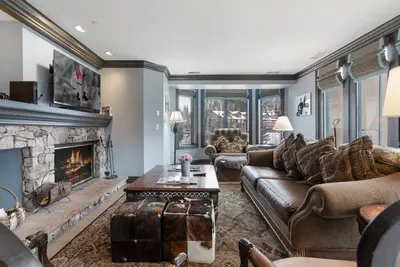 Image de Deux King Suites! Étapes menant aux remontées mécaniques, aux magasins et restaurants du village, à la piscine ouverte toute l’année et au bain à remous du Bc Lodge!