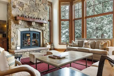 Image de Superbe maison de promenade du village skis aux pieds avec bain à remous privé et table de billard