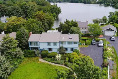 Image de Dog-friendly, maison au bord du lac w / terrasse sur le toit - p��tés de maisons de la plage!