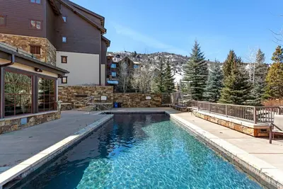 Image de Ski In / Out, navette Village Connect, vues sur Beaver Creek Mtn, bain à remous toute l'année et piscine chauffée!