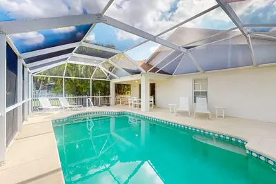 Image de Escapade tranquille de Fort Myers w / private, projeté dans la piscine; proche des plages et du golf