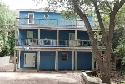Image de 5 chambres w / Master Suite, piscine privée, bain à remous, jeu de palets et de baby-foot!