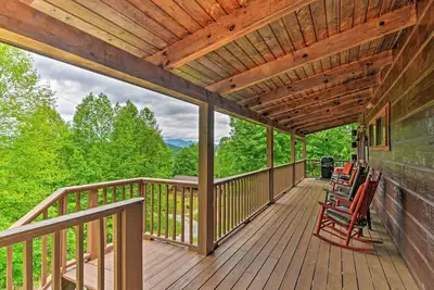 Image de Cabine Bryson City avec bain à remous et table de billard privés!