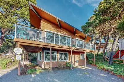 Image de Maison ensoleillée avec vue sur l'océan et bain à remous privé!