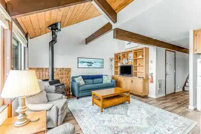 Image de Maison privée au bord de la baie avec piscine / bain à remous / spa saisonnier; quai de pêche, les chiens ok!