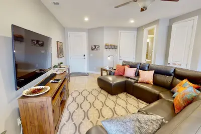 Image de Nouveau condo de luxe dans le centre-ville de Moab peut accueillir jusqu'à 14, a un garage et terrasse privée