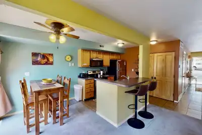 Image de Condo de luxe 2 chambres avec une zone de couchage Loft Bonus. Vues Great Moab. Animaux de compagnie acceptés.