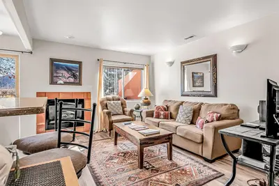 Image de Condo adapté aux chiens w / vues, accès partagé piscine saisonnière, et bain à remous privé!