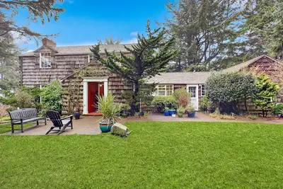 Image de Historique, front de mer, les chiens maison w / accès à la plage à proximité et un bain à remous privé