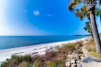 Image de Charmant cottage en bord de mer avec bain à remous partagé, à quelques pas des plages ensoleillées!