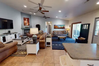 Image de Town Home In Downtown Moab, Piscine Intérieure, Spa Privé, Cour privée