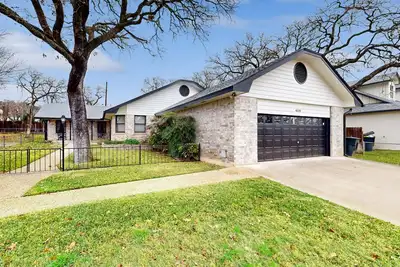 Image de Maison rangée près de Main Street w / porche couvert et le charme du Texas!