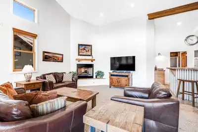 Image de Condo contemporain w / piscine partagée, bain à remous, à proximité des parcs et du centre-ville de Moab!