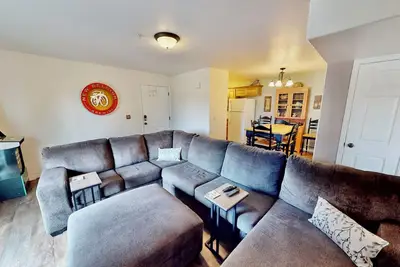 Image de Appréciez les vues de Rim Moab tout en sirotant du vin sur votre balcon privé