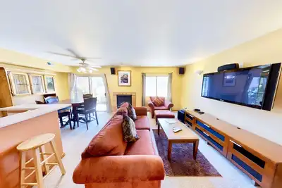 Image de Maison de ville de 3 chambres et 2 salles de bain sur le terrain de golf Moab avec terrasse au deuxième étage, terrasse