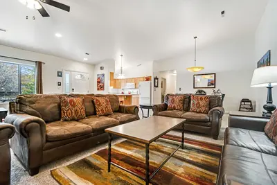 Image de Maison familiale récemment mise à jour avec bain à remous privé, foyer et piscine partagée