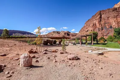 Image de Profitez de la vue et de l'emplacement central dans ce magnifique condo avec piscine et bain à remous communs