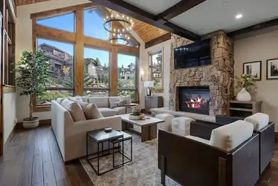 Image de 902 Le Chalet, Incredible Executive Private Home.