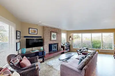 Image de Maison artistique avec vue sur l'océan et bain à remous privé, près de la plage!