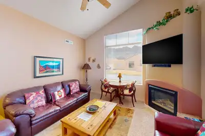 Image de Maison spacieuse et familiale avec piscine saisonnière et bain à remous - près du centre-ville!