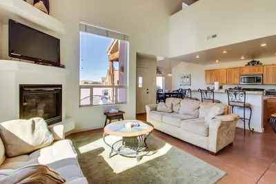 Image de Belle maison de ville w / bain à remous de saison partagée et une piscine près du centre ville de Moab!