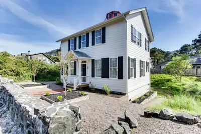 Image de Impressionnant réplique de phare maison avec vue sur l'océan, à quelques pas de la plage!