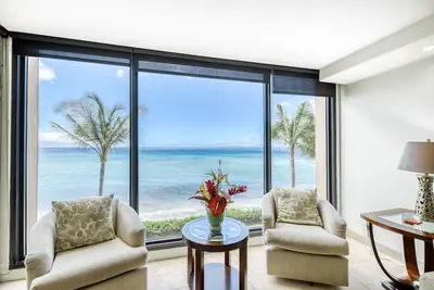 Image de Une escapade parfaite en bord de mer avec piscine, bain à remous et vues magnifiques
