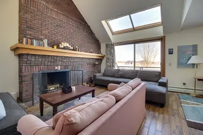 Image de Ski-in / condo ski-out avec vue et accès à une piscine, un bain à remous, une salle de sport, et le tennis!