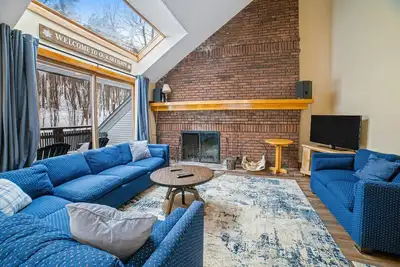 Image de Maison de ville Sunrise skis aux pieds avec piscine et bain à remous communs pour des retraites toute l'année