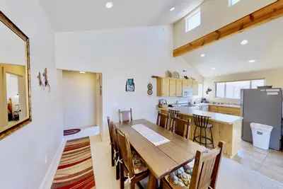 Image de Perfect Rim Village Getaway Condo équipé d'une piscine chauffée, un décor incroyable, Patio clos et plus
