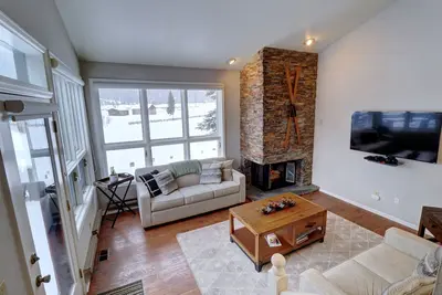 Image de Wd12 Private Mountain Town home Animaux acceptés - avec de superbes vues!