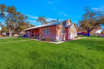 Image de Charmante maison accueillante pour les chiens avec patio et barbecue à gaz - à proximité de la ville!