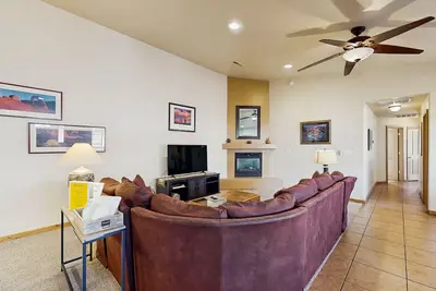 Image de Belle maison accueillante pour les chiens avec piscine intérieure partagée et le confort moderne!