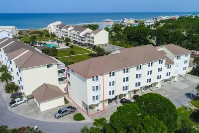 Image de TownHome côté golfe avec ascenseur! ! 25% Sur Les Tarifs D'Automne! ! !