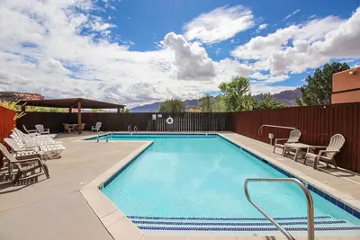 Image de Condo adapté aux chiens avec piscine saisonnière commune - à pied du sentier Steel Bender