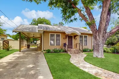 Image de Maison élégante w / cheminées intérieures / extérieures-promenade à Main St, les chiens ok