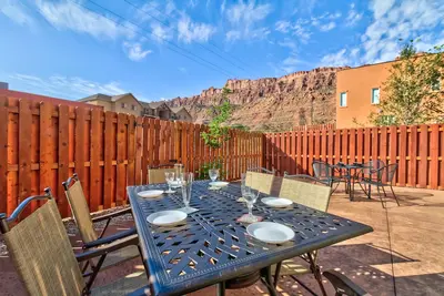 Oasis du désert à deux étages, idéale pour les familles, avec vue sur la montagne, bain à remous privé