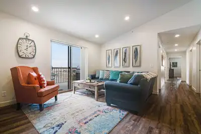 Image de Condo accueillant avec piscine de saison partagée et bain à remous - 15 minutes à Arches