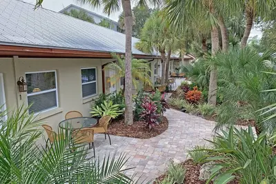 Image de Propriété Lakefront sur Siesta Key parmi les paysages tropicaux W / Heated Pool