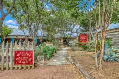 Image de Cinq suites acceptant les chiens près des salles de dégustation et de la route des vins de l'autoroute 290!