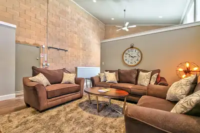 Image de Loft w / bain à remous partagé et firepit - excellent emplacement, marcher partout