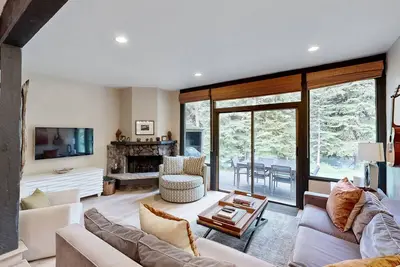 Image de Chalet coloré au bord de la rivière avec piscine et bain à remous communs - à proximité des pistes de ski